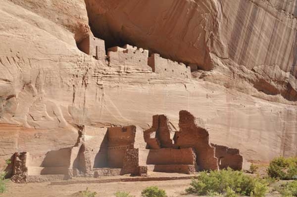 Ancient Anasazi cliff-dwelling ruins in Canyon de Chelly